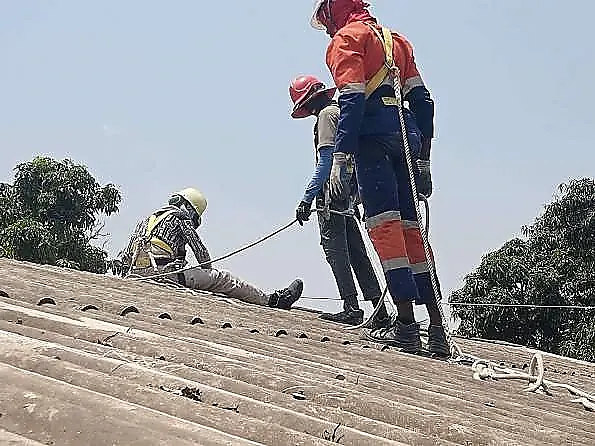 Equipa em trabalho de cobertura